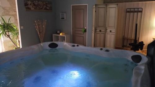 uma grande banheira numa sala de estar em Gîtes et Chambres des Coteaux em Sainte-Maure-de-Touraine