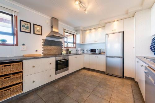 Dapur atau dapur kecil di Beach House Merak