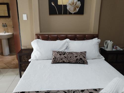 Una cama o camas en una habitación de Ditsaleng Bed and Breakfast