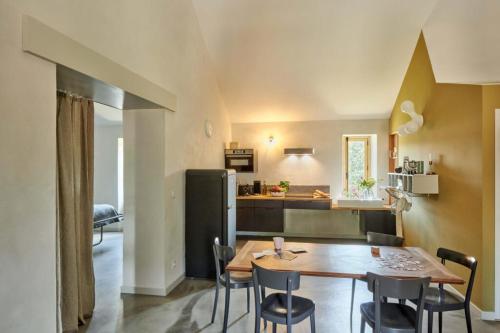 une cuisine et une salle à manger avec une table et des chaises dans l'établissement Dépendance de Sibra, à Lagarde