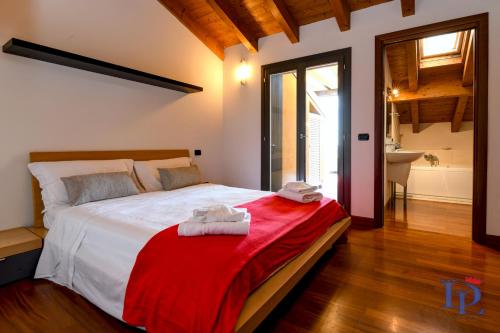 una camera da letto con un grande letto con asciugamani di DesenzanoLoft Paradise Lake View a Desenzano del Garda