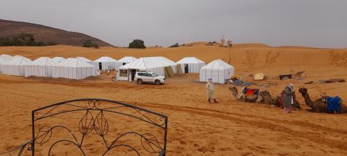 un gruppo di tende in mezzo al deserto di Abdo Luxury Camp with Heating a Merzouga
