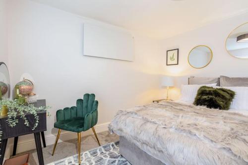 a bedroom with a bed and a desk and a chair at Coppergate Mews Grimsby No.6 - 1 bed, 1 bath, 1st floor apartment in Grimsby