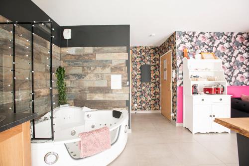 - une salle de bains pourvue d'une baignoire dans l'établissement Romantisme et glamour 2 avec spa , clim et jardin, à Dijon