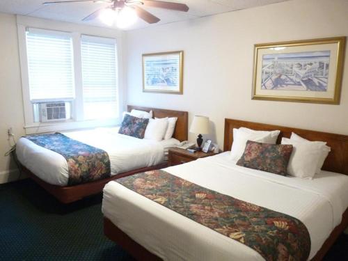Una cama o camas en una habitación de Shoreham Oceanfront Hotel