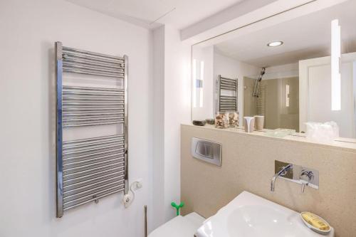 ein Bad mit einem Waschbecken und einem Spiegel in der Unterkunft Casa Pollença11 in Pollença