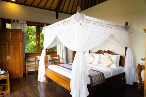 Кровать или кровати в номере Munduk Sari Resort