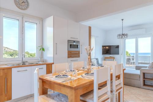 Dapur atau dapur kecil di Sunday's Seascape By KB Hospitality