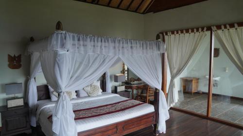 Кровать или кровати в номере Munduk Sari Resort
