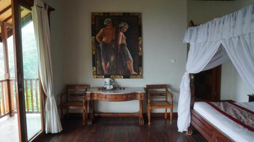 Кровать или кровати в номере Munduk Sari Resort