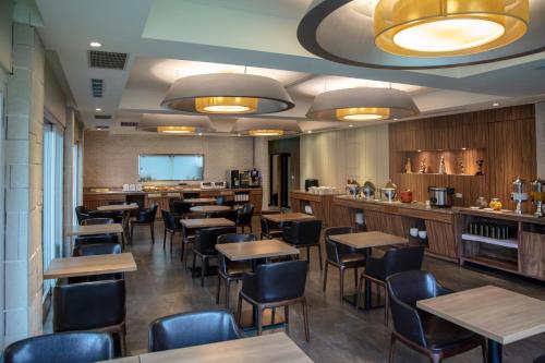 a restaurant with tables and chairs and a bar at 雲富大飯店 Hotel Cloud-ZhongShan in Taipei
