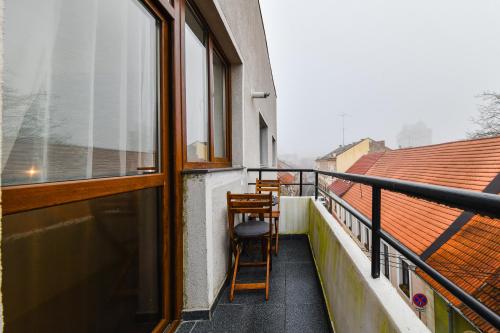 balcone con 2 sedie e finestra di Rex Nest a Cluj-Napoca