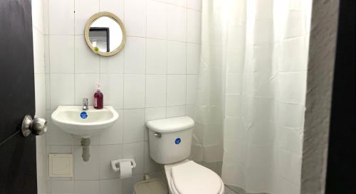 La salle de bains est pourvue de toilettes et d'un lavabo. dans l'établissement Hostal y Camping Villa Guadua Tayrona, à Santa Marta