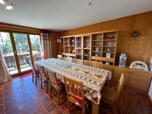 a dining room with a table and chairs at Résidence « la Forêt » in Les Mosses