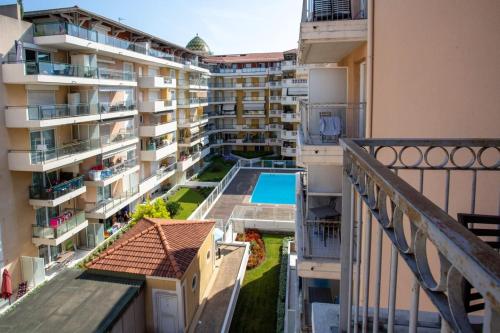 Air-conditioned studio with swimming pool close to the sea