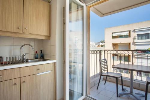 Air-conditioned studio with swimming pool close to the sea
