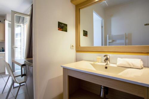 Air-conditioned studio with swimming pool close to the sea