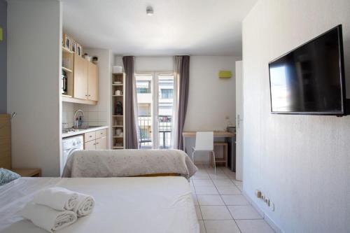 Air-conditioned studio with swimming pool close to the sea