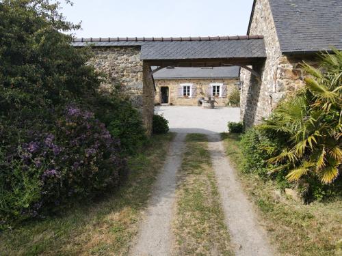 un accès à une maison en pierre avec un chemin de terre dans l'établissement Métairie L'Yvaël, à Crozon