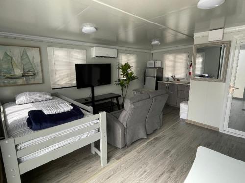 ein Wohnzimmer mit einem Bett und einem Sofa in der Unterkunft Las Casitas de Village in Carolina