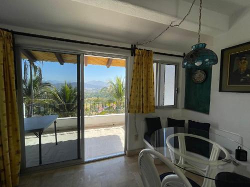 a dining room with a view of the ocean at Hotel Villas Los Angeles in Manzanillo