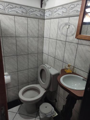 uma pequena casa de banho com WC e lavatório em Cabelera's House em Bombinhas