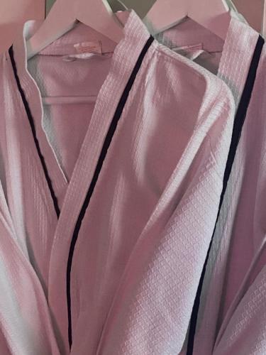 バリーキャッスルにあるThe Rose Garden Room - self contained studioのピンクのシャツとネクタイ