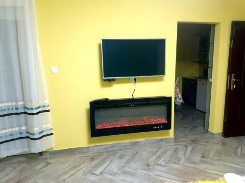 Een TV en/of entertainmentcenter bij Kolibri - Yellow apartman

