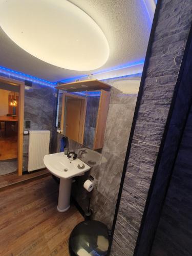 ヴァイル・アム・ラインにあるNephelinのバスルーム(白い洗面台、トイレ付)