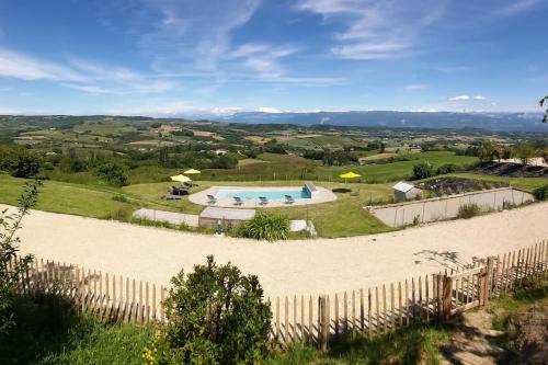 uma vista exterior de uma villa com piscina em Gîte de luxe 4 étoiles em Saint-Antoine