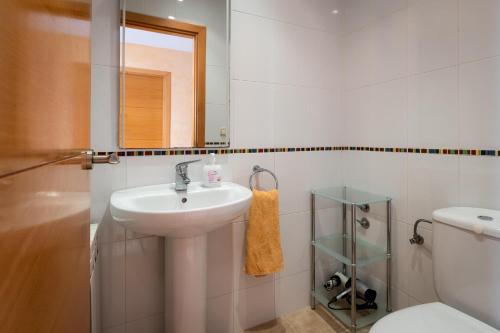 ein weißes Badezimmer mit Waschbecken und Toilette in der Unterkunft AT083 Bonita casa con piscina y barbacoa, zona muy tranquila in Creixell