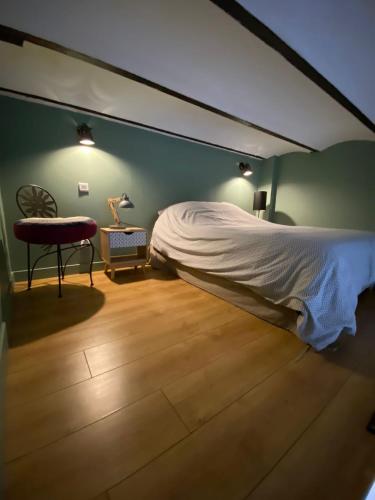 une chambre avec un lit, une chaise et une table dans l'établissement Studio côté cour, à Antibes