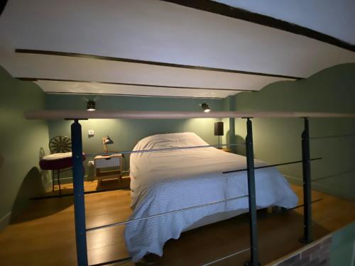 - une chambre avec un lit à baldaquin et des draps blancs dans l'établissement Studio côté cour, à Antibes