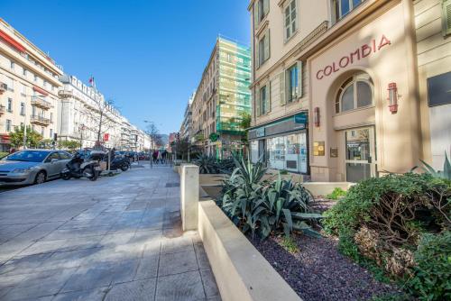 une rue dans une ville avec un bâtiment dans l'établissement Studio Famous bd Victor Hugo - city center, à Nice