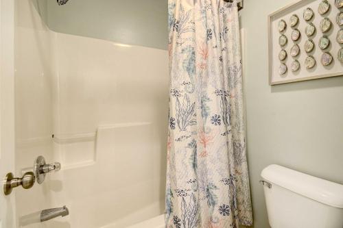 a bathroom with a shower curtain and a toilet at Less Than 1 Mi to Ocean North Myrtle Beach Condo in Myrtle Beach
