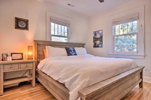 מיטה או מיטות בחדר ב-Convenient Denver Home with Private Hot Tub!
