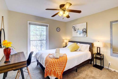 um quarto com uma cama e uma ventoinha de tecto em Louisville Area Home Deck, Fire Pit, Creek! em Prospect