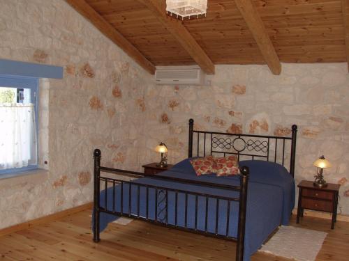 Postel nebo postele na pokoji v ubytování Lithos stone house (Ionio holidays)