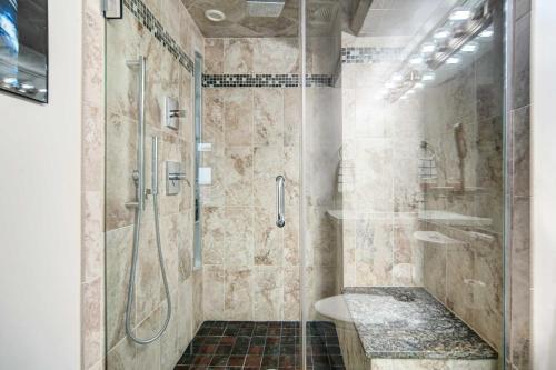 een badkamer met een douche en een wastafel bij Waterfront Cleveland Apt about 1 Mi to Downtown in Cleveland