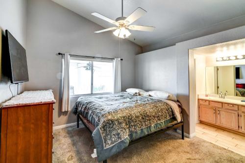 Schlafzimmer mit einem Bett und einem Deckenventilator in der Unterkunft Southwest Ranch House - 12 Mi to Vegas Strip in Las Vegas