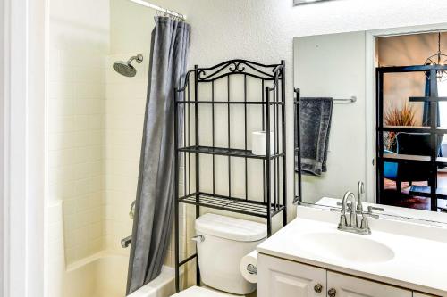 ein Bad mit einem WC, einem Waschbecken und einer Dusche in der Unterkunft Southwest Ranch House - 12 Mi to Vegas Strip in Las Vegas