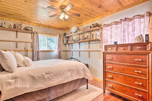 een slaapkamer met een bed en een houten plafond bij Penrose Home with Covered Deck and Fire Pit! in Penrose