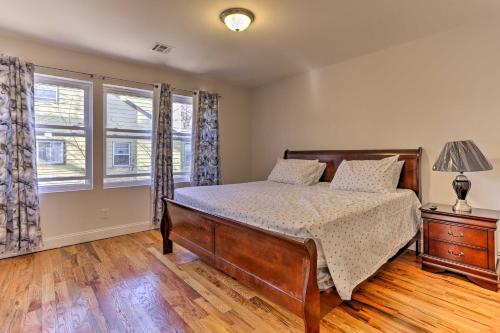 Schlafzimmer mit einem Bett und einem Fenster in der Unterkunft Newark Apartment about 5 Mi to Turtle Back Zoo! in Newark