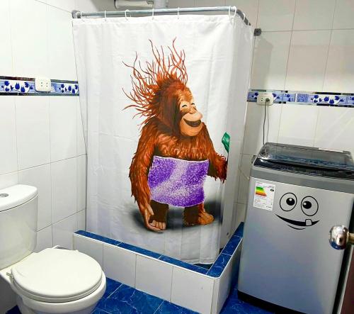 cortina de ducha de mono en un baño con aseo en Lindo dpto con vista al jardin, internet y cable, en Lima