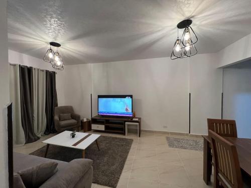 ein Wohnzimmer mit Sofa und Fernseher in der Unterkunft Madinaty cheapest and luxury in Madinaty