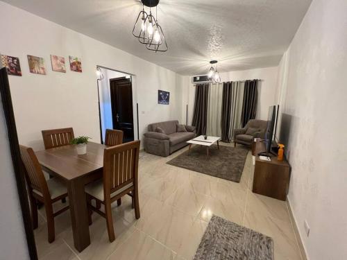 ein Wohnzimmer mit Tisch und Couch in der Unterkunft Madinaty cheapest and luxury in Madinaty