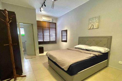 1 dormitorio con 1 cama en una habitación en Relax Home 4-8 Pax Sunway Lagoon & Sunway Pyramid en Kampong Penaga