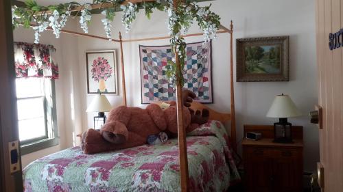 Ένα ή περισσότερα κρεβάτια σε δωμάτιο στο Inn at Buck Hollow Farm