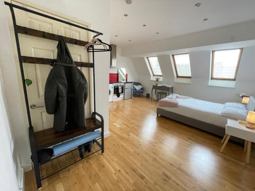 Habitación grande con cama y habitación con cama doble en Cosy studio flat for students or workers. en Bedford