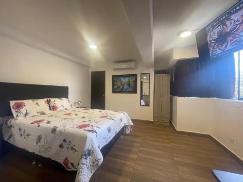 een slaapkamer met een bed en een groot raam bij 15 Acogedor dpto de un ambiente en miraflores in Lima